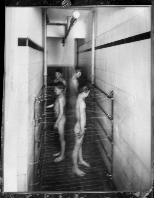 Общественный душ в лагере