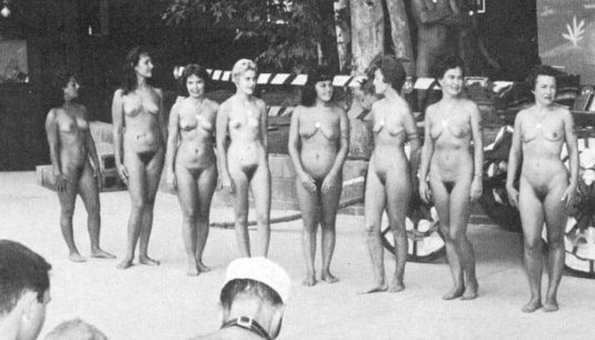 Медосмотр голых женщин ретро