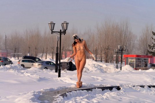 Голышом по улице