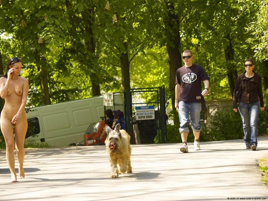 Девушки гуляют голышом