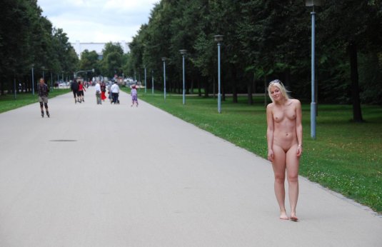 Гуляет голышом