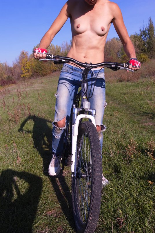 Брюнетка на велосипеде