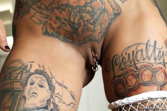Порнозвезда с татуировками