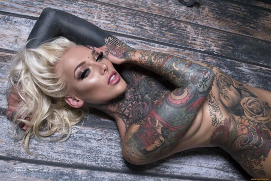 Блондинка с татуировками