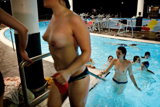 Топлесс в общественном бассейне