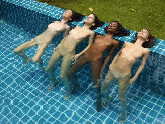 Плавает в бассейне