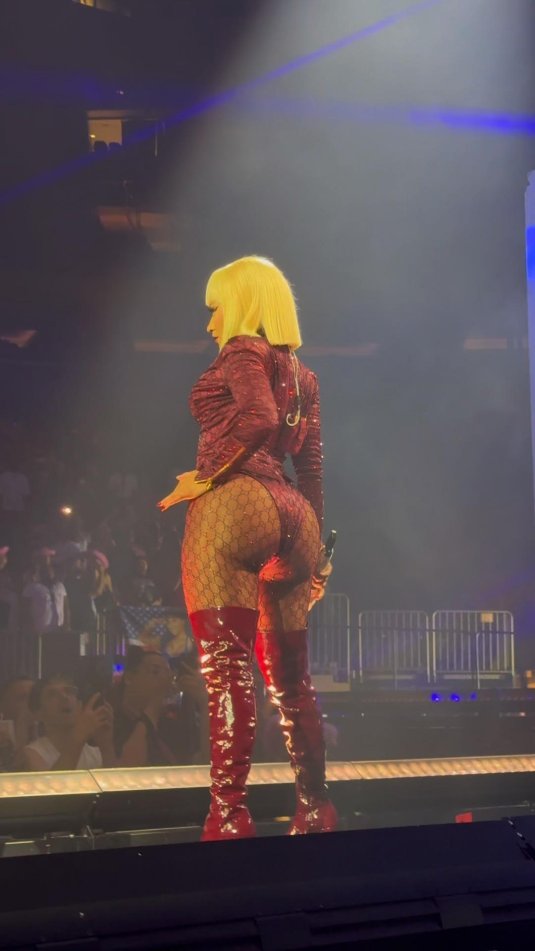 Ники минаж попа