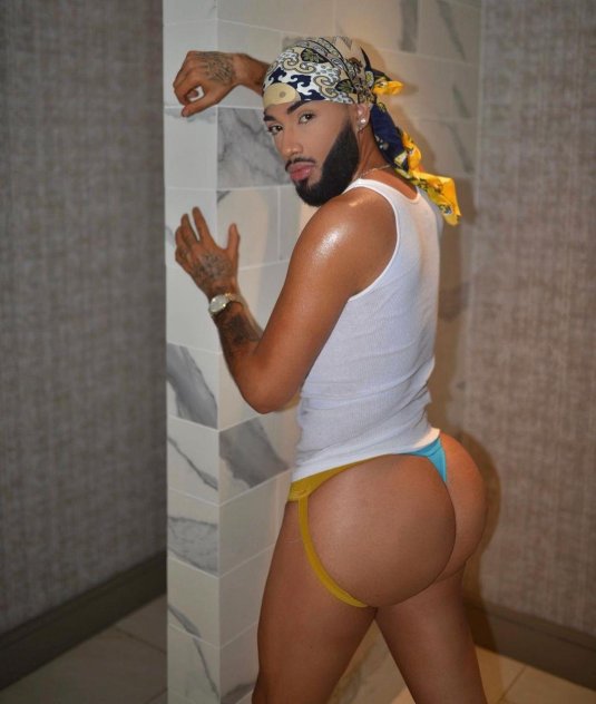 Парни с большими ягодицами