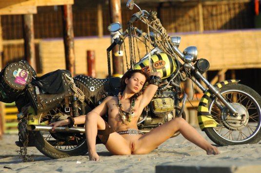 Девушка на мотоцикл