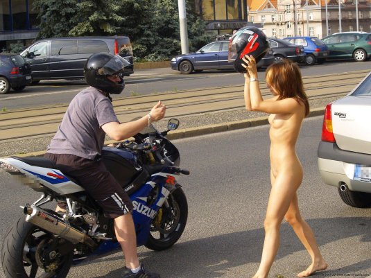 Девушка без трусов на мотоцикле