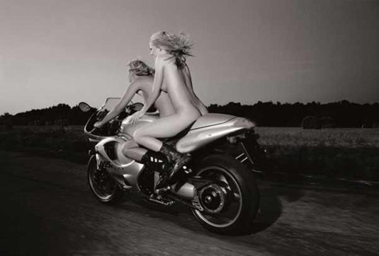 Фотосессия ню на мотоцикле