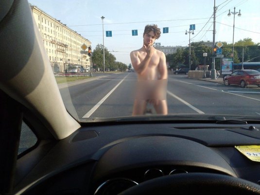 Парни голышом по улице