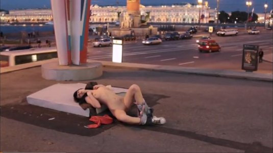 Девочка на улице