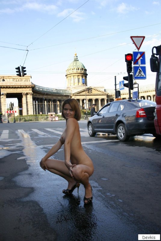 Голые девки на улицах питера