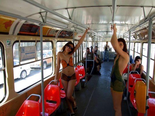 Голые женщины в общественном транспорте
