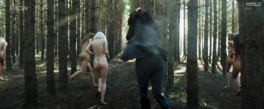 Голая девушка в лесу