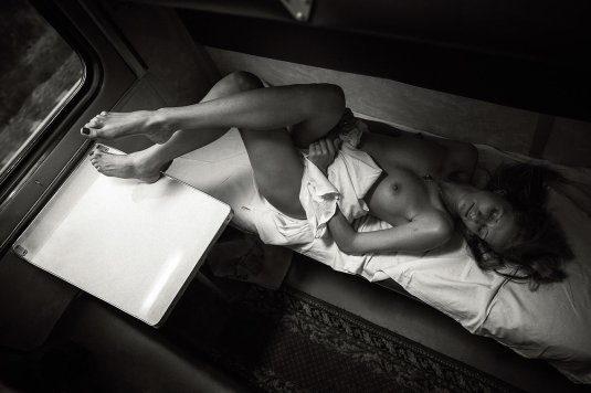 Красивая девушка в поезде ню