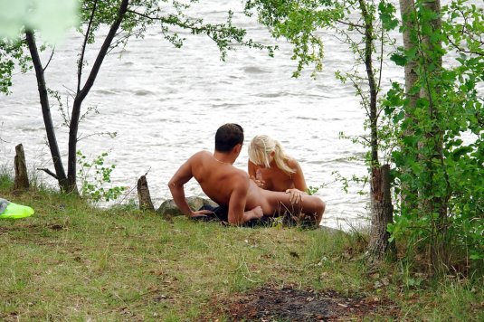 Голые мужчины и женщины на природе