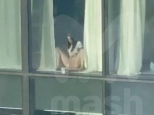 Голая в окне