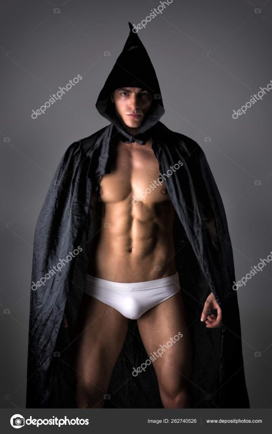 Мужчина в капюшоне