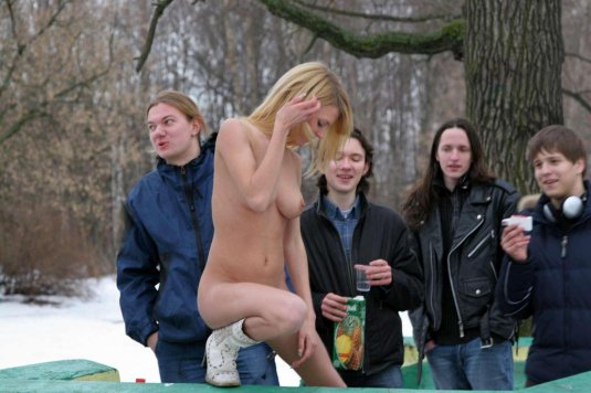 Девушка разделась на спор