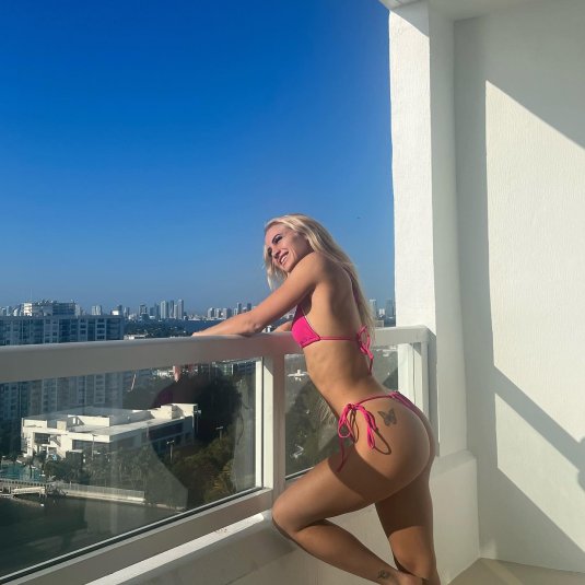 Клава кока в купальнике