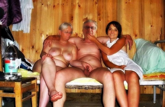 Пожилые женщины в сауне