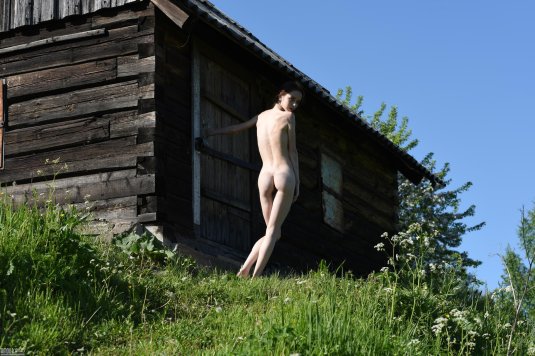 Прогулка по деревне ню