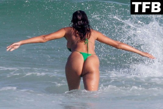 Лаис рибейро на пляже