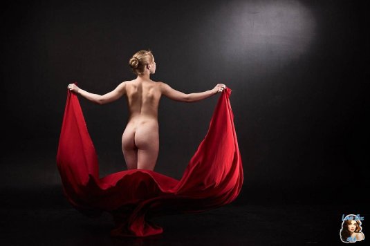 Девушка в красном