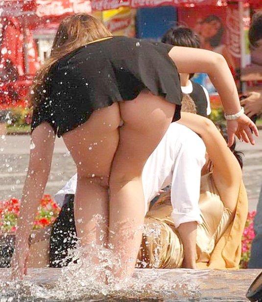 Засветы девушек под юбкой