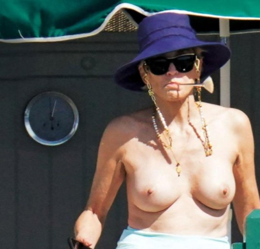 Шэрон стоун загорает топлесс