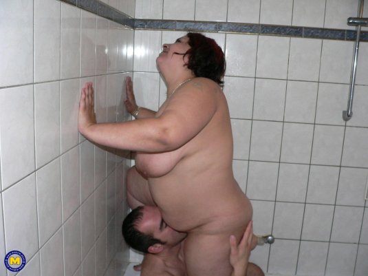 Зрелые толстушки в душе