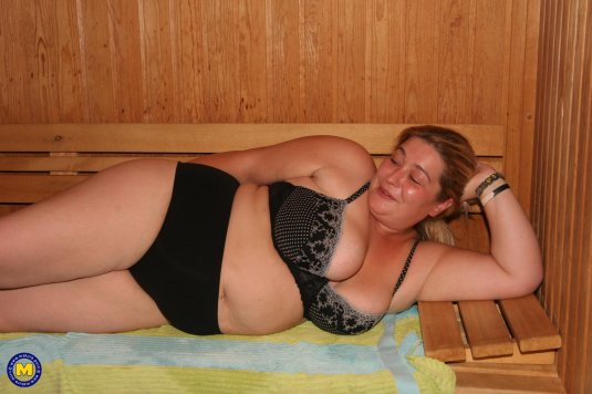 Пожилые толстушки в бане