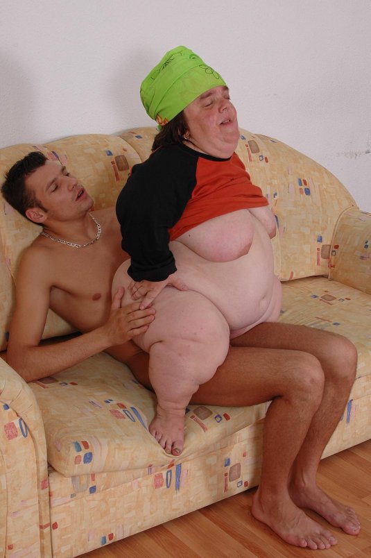 Зрелая толстушка