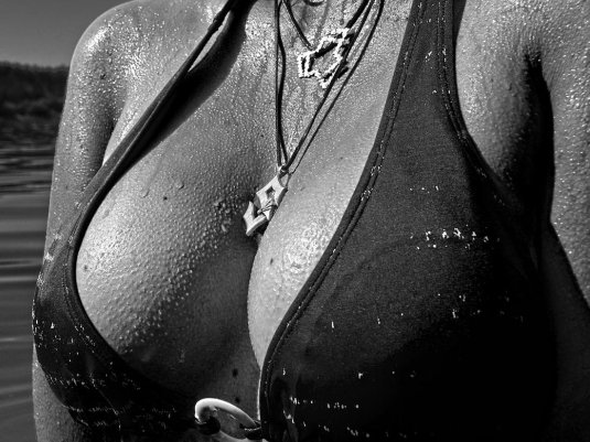 Грудь мокрая