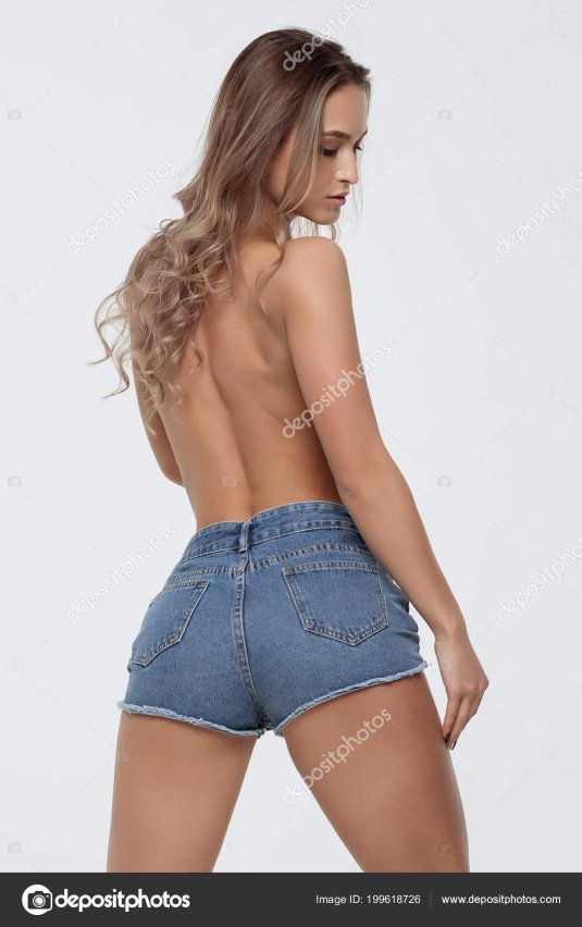 В джинсовых шортах