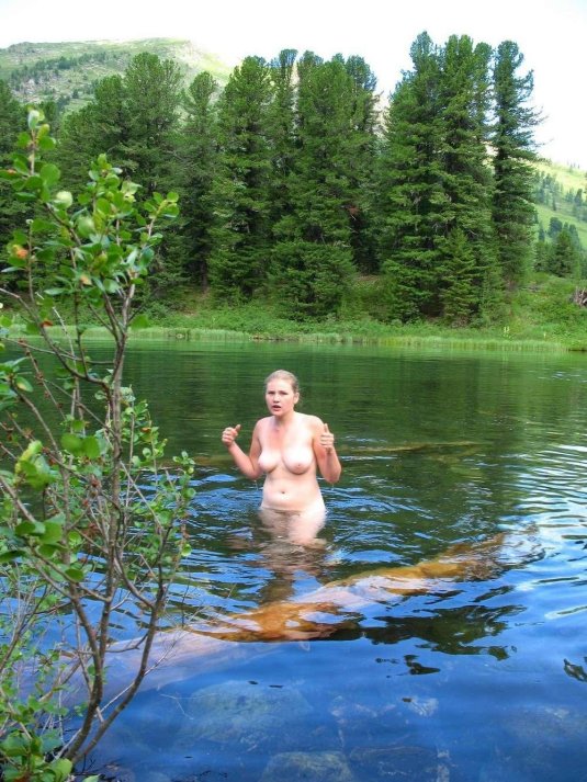 Нудисты на реке