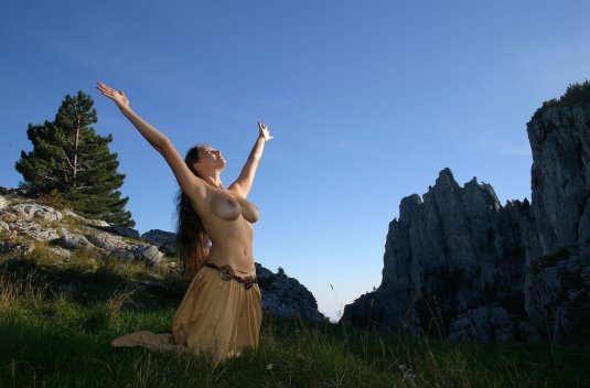 Девочки топлес в горах