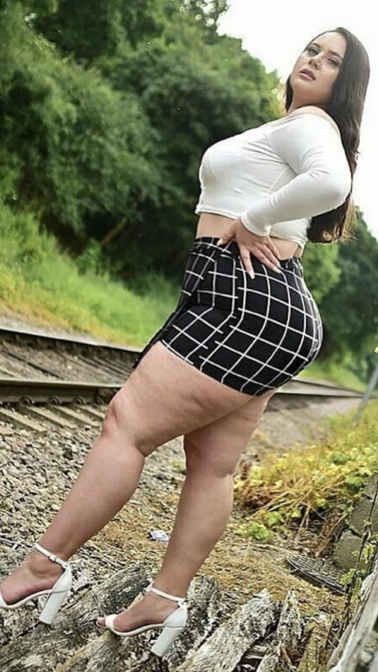 Пышная женщина