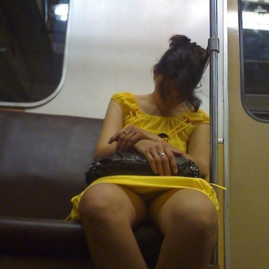 В метро под юбкой