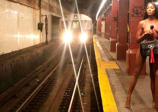 Голая фотосессия в метро