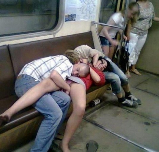 Пьяная девушка в метро