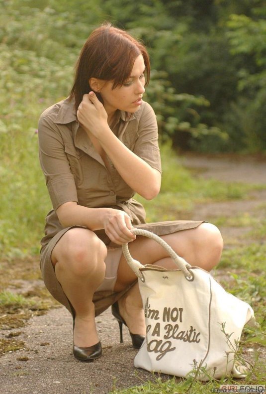 Девушка на корточках