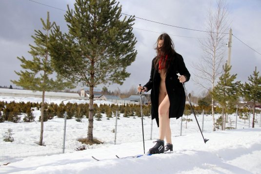 Девушка на лыжах