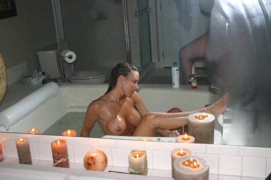 Девушка в ванне