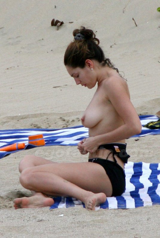 Пляж келли брук топлесс