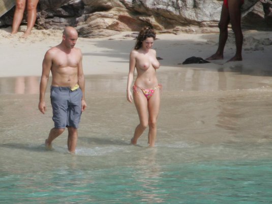 Келли брук на пляже