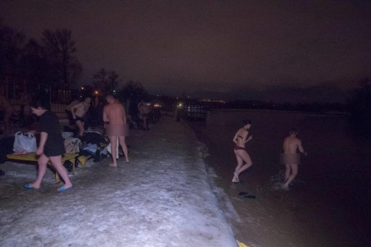 Крещенские купания голых женщин