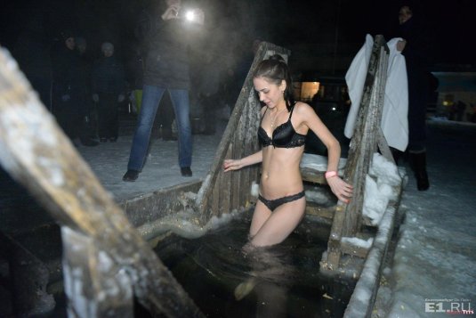 Девушки купаются в проруби